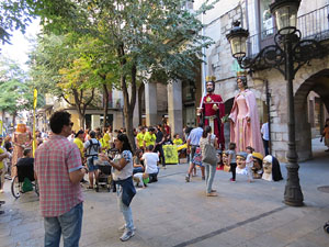Taller de capgrossos i bastoners organitzat pel grup geganter Fal&middot;lera Gironina