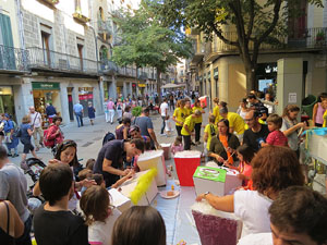 Taller de capgrossos i bastoners organitzat pel grup geganter Fal&middot;lera Gironina
