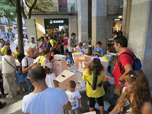 Taller de capgrossos i bastoners organitzat pel grup geganter Fal&middot;lera Gironina
