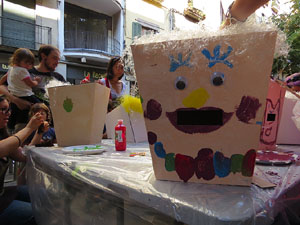 Taller de capgrossos i bastoners organitzat pel grup geganter Fal&middot;lera Gironina
