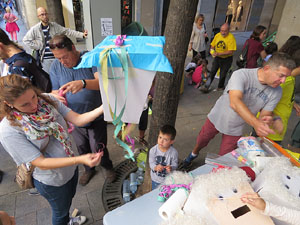 Taller de capgrossos i bastoners organitzat pel grup geganter Fal&middot;lera Gironina
