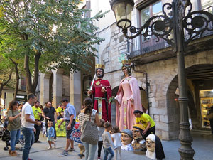 Taller de capgrossos i bastoners organitzat pel grup geganter Fal&middot;lera Gironina