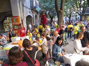 Taller de capgrossos i bastoners organitzat pel grup geganter Fal&middot;lera Gironina