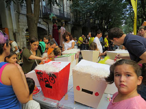 Taller de capgrossos i bastoners organitzat pel grup geganter Fal&middot;lera Gironina