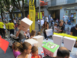 Taller de capgrossos i bastoners organitzat pel grup geganter Fal&middot;lera Gironina