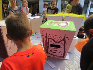 Taller de capgrossos i bastoners organitzat pel grup geganter Fal&middot;lera Gironina