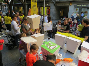 Taller de capgrossos i bastoners organitzat pel grup geganter Fal&middot;lera Gironina