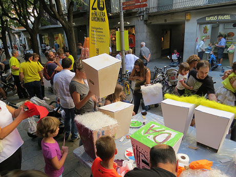 Taller de capgrossos i bastoners organitzat pel grup geganter Fal&middot;lera Gironina