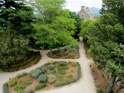 Els jardins des de la Torre Magdala. Al fons, la vila Bet&agrave;nia