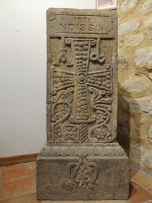 Pilar carolingi (segle IX) de l'antic altar. Sauni&egrave;re la va utilitzar com suport de la imatge de la Mare de D&eacute;u de Lourdes, al jard&iacute;. Al seu interior hi devien haver rel&iacute;quies