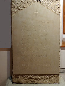 L&agrave;pida de Marie de N&egrave;gre d�Ables (1714-1781), avui desapareguda. Coneguda per la c&ograve;pia que en va fer l'erudit local Elie Tisseyre, se suposa un text codificat sobre el tresor llegendari