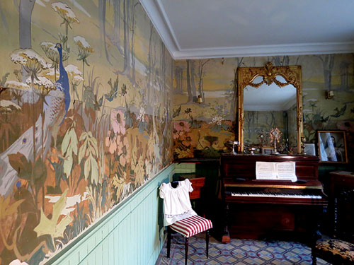 Habitaci&oacute; de la vila Bet&agrave;nia, decorada amb paper pintat Art Nouveau Le Chardon (1903-1904), dissenyat per Alphonse Mucha