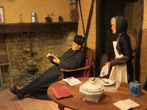 L'abat Sauni&egrave;re i la seva majordoma Marie D&eacute;narnaud. Figures de cera al Museu de R&egrave;nnas del Cast&egrave;lh