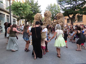 Festival Und&agrave;rius 2016. Espectacle de carrer &Oacute;ssos del Pirineu, amb la Companyia Tutatis