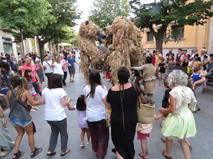 Festival Und&agrave;rius 2016. Espectacle de carrer &Oacute;ssos del Pirineu, amb la Companyia Tutatis
