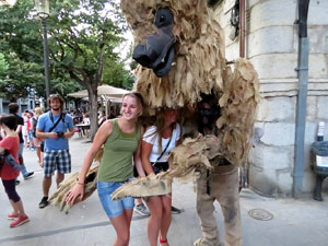 Festival Und&agrave;rius 2016. Espectacle de carrer &Oacute;ssos del Pirineu, amb la Companyia Tutatis