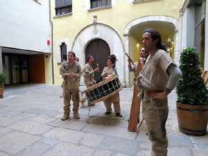 Festival Und&agrave;rius 2016. Espectacle de carrer &Oacute;ssos del Pirineu, amb la Companyia Tutatis