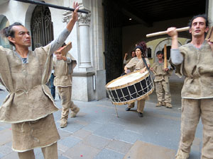 Festival Und&agrave;rius 2016. Espectacle de carrer &Oacute;ssos del Pirineu, amb la Companyia Tutatis