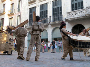 Festival Und&agrave;rius 2016. Espectacle de carrer &Oacute;ssos del Pirineu, amb la Companyia Tutatis
