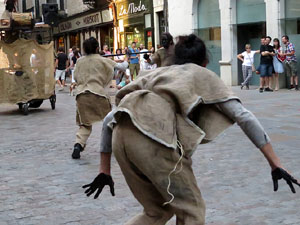Festival Und&agrave;rius 2016. Espectacle de carrer &Oacute;ssos del Pirineu, amb la Companyia Tutatis
