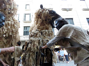 Festival Und&agrave;rius 2016. Espectacle de carrer &Oacute;ssos del Pirineu, amb la Companyia Tutatis