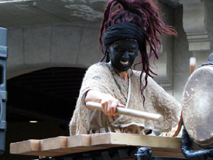 Festival Und&agrave;rius 2016. Espectacle de carrer &Oacute;ssos del Pirineu, amb la Companyia Tutatis