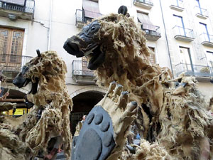 Festival Und&agrave;rius 2016. Espectacle de carrer &Oacute;ssos del Pirineu, amb la Companyia Tutatis