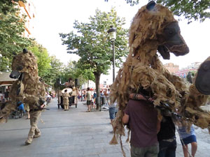 Festival Und&agrave;rius 2016. Espectacle de carrer &Oacute;ssos del Pirineu, amb la Companyia Tutatis
