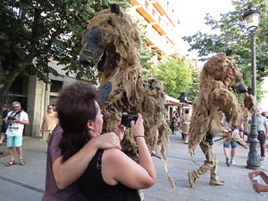 Festival Und&agrave;rius 2016. Espectacle de carrer &Oacute;ssos del Pirineu, amb la Companyia Tutatis