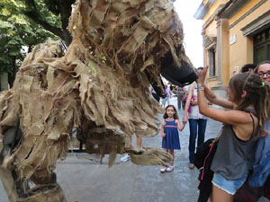 Festival Und&agrave;rius 2016. Espectacle de carrer &Oacute;ssos del Pirineu, amb la Companyia Tutatis