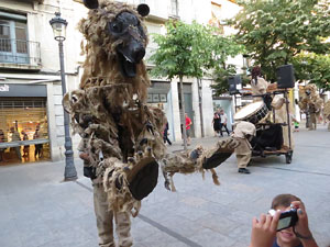 Festival Und&agrave;rius 2016. Espectacle de carrer &Oacute;ssos del Pirineu, amb la Companyia Tutatis