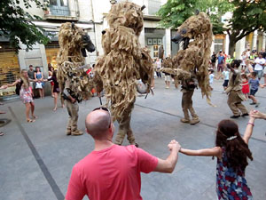 Festival Und&agrave;rius 2016. Espectacle de carrer &Oacute;ssos del Pirineu, amb la Companyia Tutatis