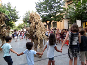 Festival Und&agrave;rius 2016. Espectacle de carrer &Oacute;ssos del Pirineu, amb la Companyia Tutatis