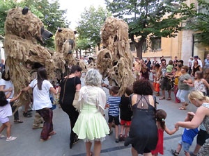 Festival Und&agrave;rius 2016. Espectacle de carrer &Oacute;ssos del Pirineu, amb la Companyia Tutatis