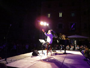 XI Marxa de Torxes. Concert de Joan Isaac a la pla&ccedil;a de la Catedral