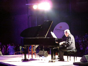 XI Marxa de Torxes. Concert de Joan Isaac a la pla&ccedil;a de la Catedral