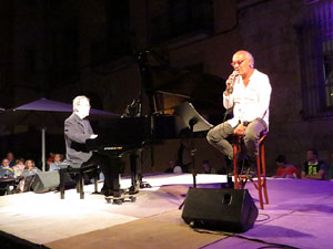 XI Marxa de Torxes. Concert de Joan Isaac a la pla&ccedil;a de la Catedral