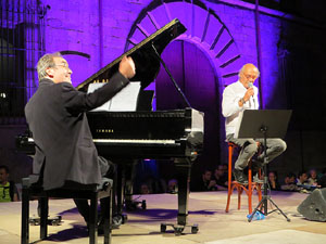 XI Marxa de Torxes. Concert de Joan Isaac a la pla&ccedil;a de la Catedral