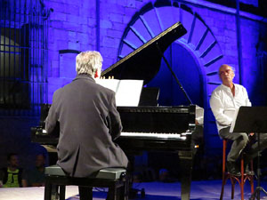 XI Marxa de Torxes. Concert de Joan Isaac a la pla&ccedil;a de la Catedral