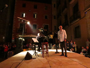 XI Marxa de Torxes. Concert de Joan Isaac a la pla&ccedil;a de la Catedral