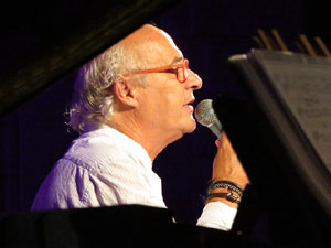 XI Marxa de Torxes. Concert de Joan Isaac a la pla&ccedil;a de la Catedral