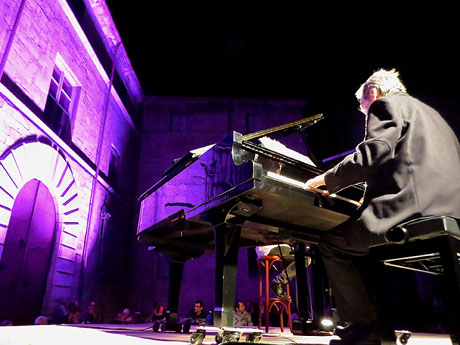 XI Marxa de Torxes. Concert de Joan Isaac a la pla&ccedil;a de la Catedral