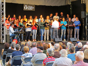 Festival A Capella 2017. Actuaci&oacute; del cor de la UdG a la pla&ccedil;a de la Independ&egrave;ncia
