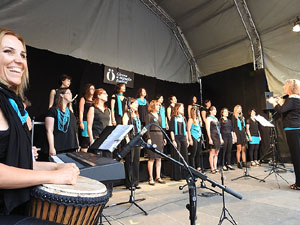 Festival A Capella 2017. Actuaci&oacute; de la Coral X&agrave;ntica a la pla&ccedil;a de la Independ&egrave;ncia