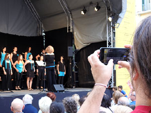 Festival A Capella 2017. Actuaci&oacute; de la Coral X&agrave;ntica a la pla&ccedil;a de la Independ&egrave;ncia