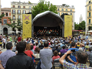 Festival A Capella 2017. Actuaci&oacute; de la Coral X&agrave;ntica a la pla&ccedil;a de la Independ&egrave;ncia