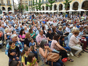 Festival A Capella 2017. Actuaci&oacute; de la Coral X&agrave;ntica a la pla&ccedil;a de la Independ&egrave;ncia