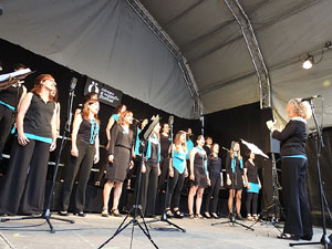 Festival A Capella 2017. Actuaci&oacute; de la Coral X&agrave;ntica a la pla&ccedil;a de la Independ&egrave;ncia