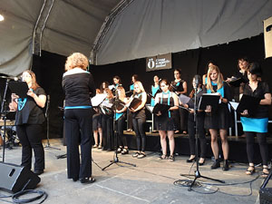 Festival A Capella 2017. Actuaci&oacute; de la Coral X&agrave;ntica a la pla&ccedil;a de la Independ&egrave;ncia