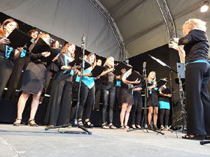 Festival A Capella 2017. Actuaci&oacute; de la Coral X&agrave;ntica a la pla&ccedil;a de la Independ&egrave;ncia